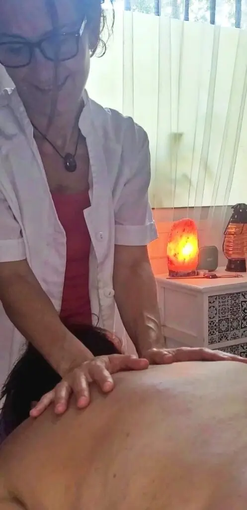 Vanesa Nogués en su consulta de fisioterapia, con luz cálida