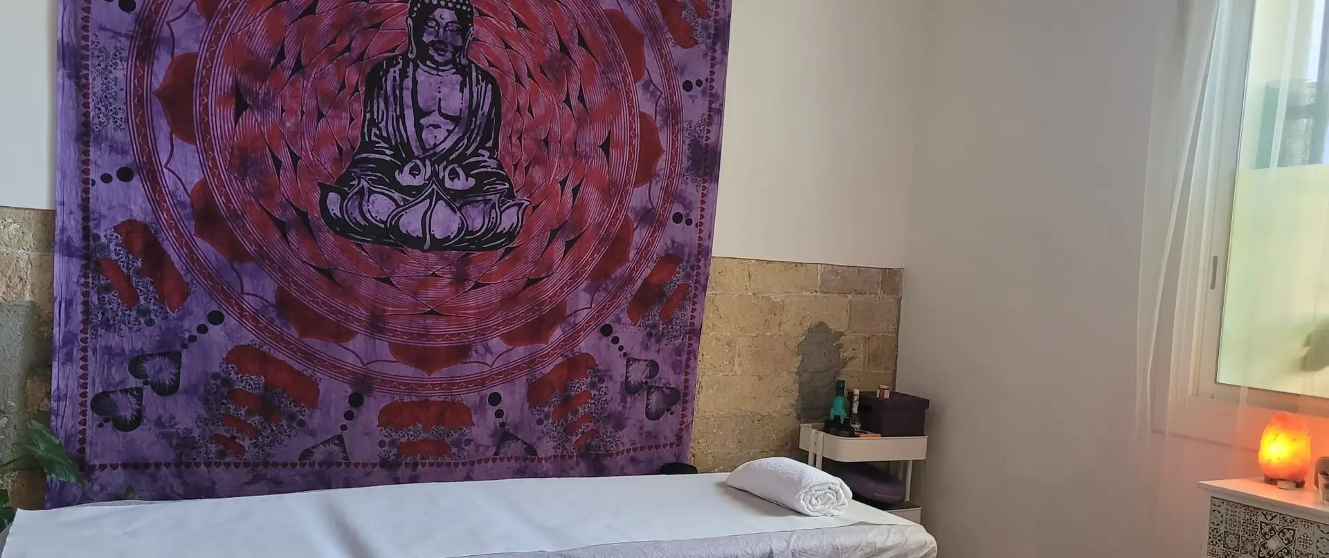 Espacio de la consulta de Vanesa Nogués en Poblenou, Barcelona, con camilla y ambiente cálido