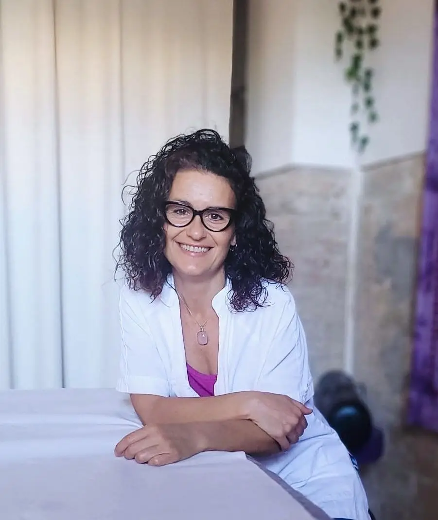 Retrato de Vanesa Nogués sonriendo en su consulta de Barcelona